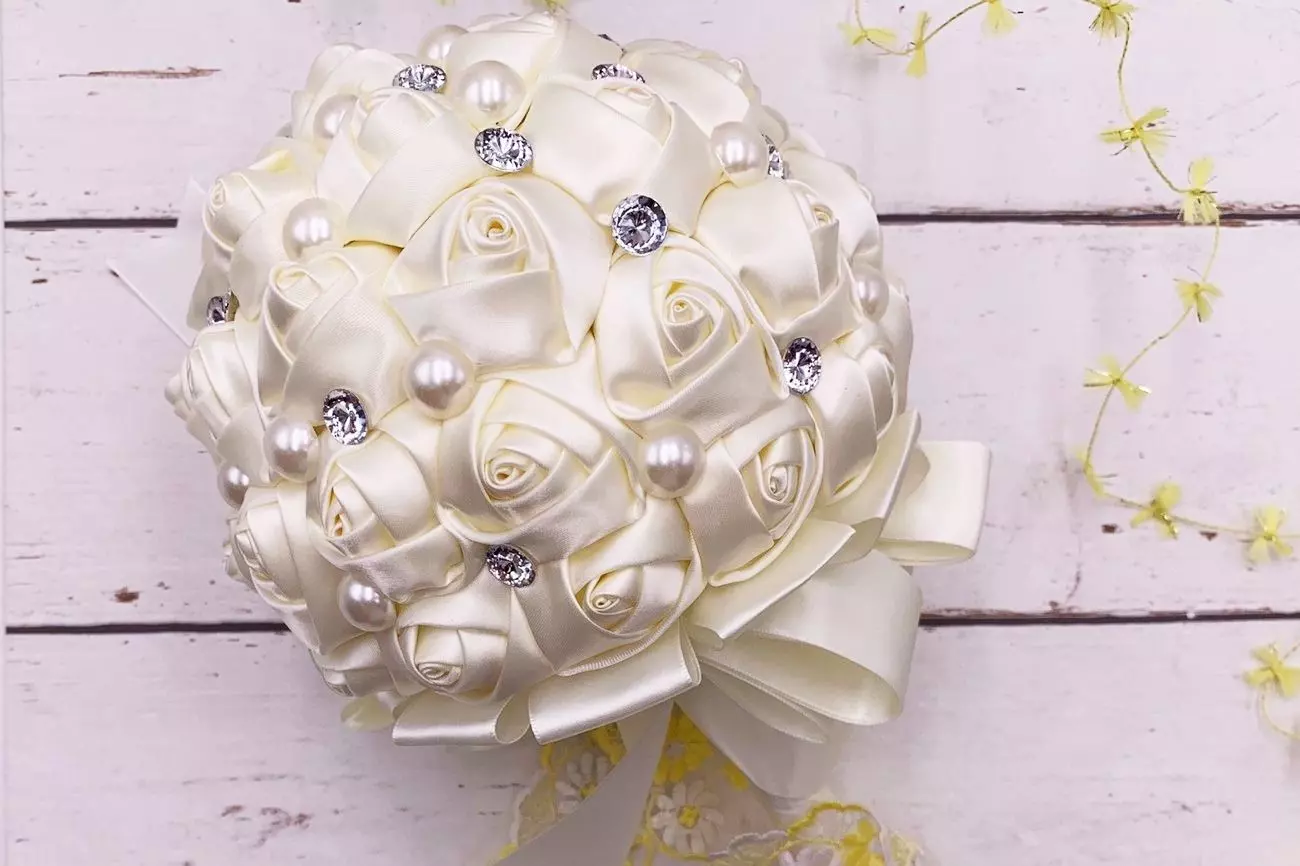 Свадебный букет из атласных роз